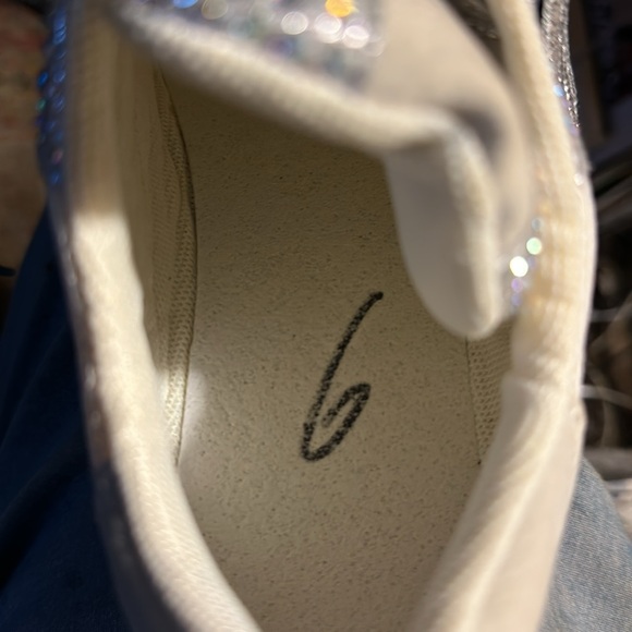 "Sparkly Silver Glamorous Chic!" Sz 6 as shown inside under cushion. - Picture 9 of 11